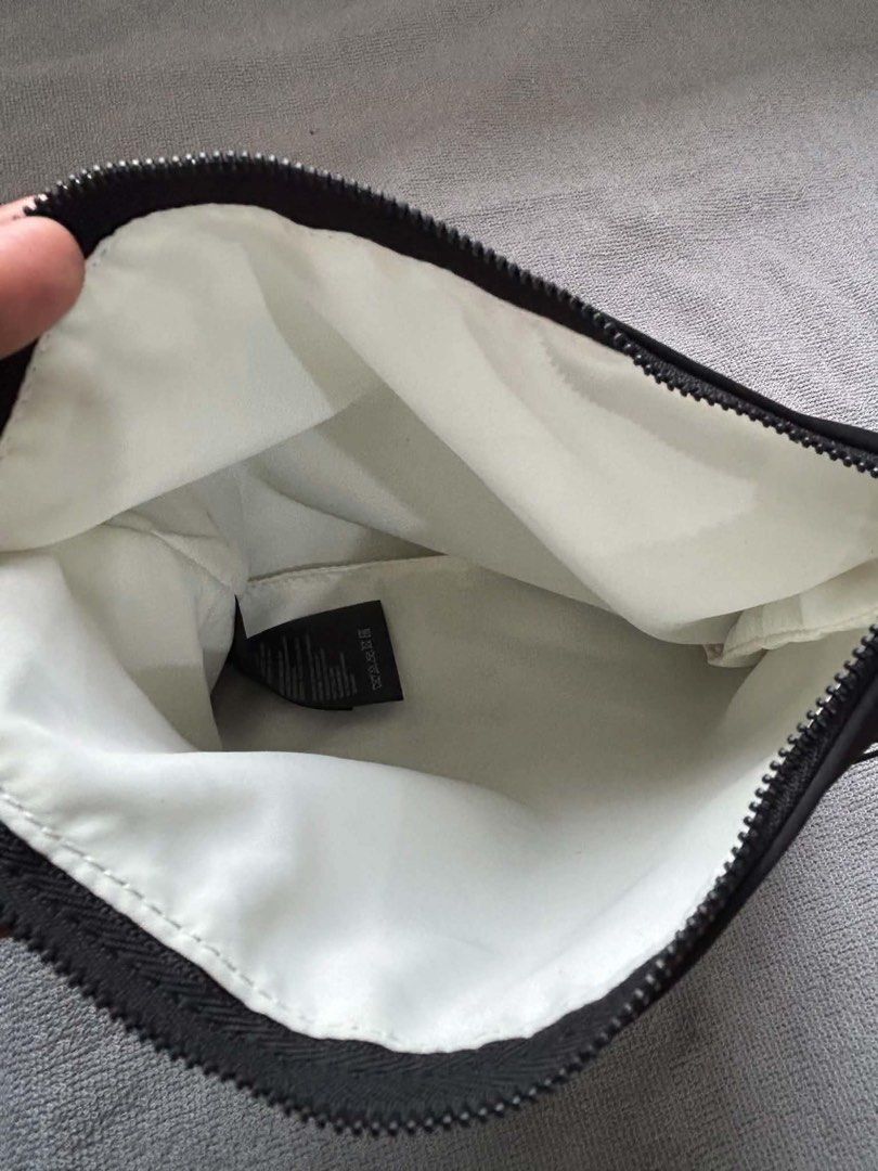 Gucci Black Pouch (Category: Luxury Bags & Wallets) located in Imus. Submitted by justinelouis (Listing ID 1460341772, Image 2). Description: Location: Imus, Cavite.