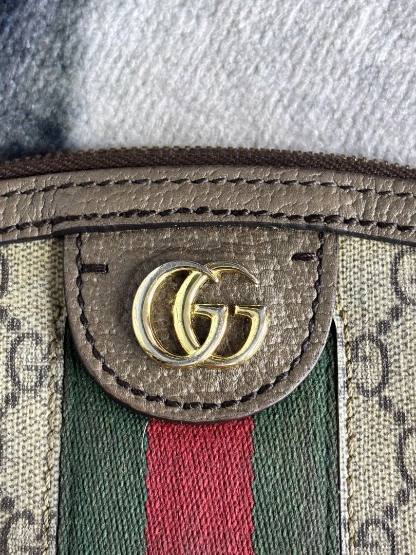 Gucci cross body bag (Category: Luxury Bags & Wallets) located in Lipa City. Submitted by treasurehunterbychristian (Listing ID 1460386160, Image 2). Description: .