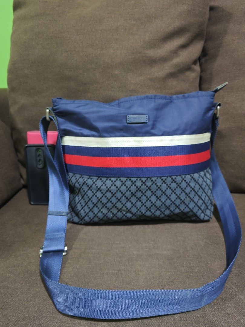 Gucci sling bag (Category: Luxury Bags & Wallets) located in Pili. Submitted by zaneombao03491 (Listing ID 1460422793, Image 1). Description: .