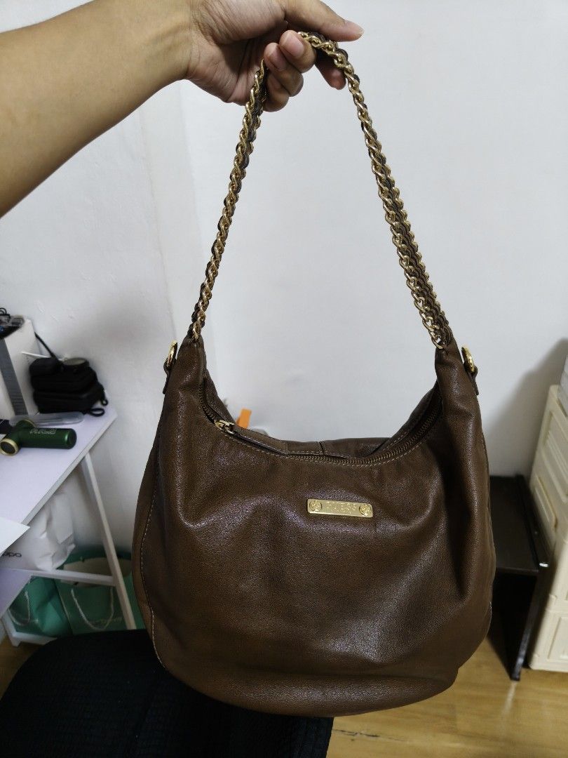 Guess Genuine Leather Shoulder bag (Category: Shoulder Bags) located in Las Pinas. Submitted by lm1205 (Listing ID 1460366909, Image 2). Description: • 💯% authentic and genuine leather • No scratches • Medium size • Soft leather. sobrang ok pa leather ng guess before compared ngayon.