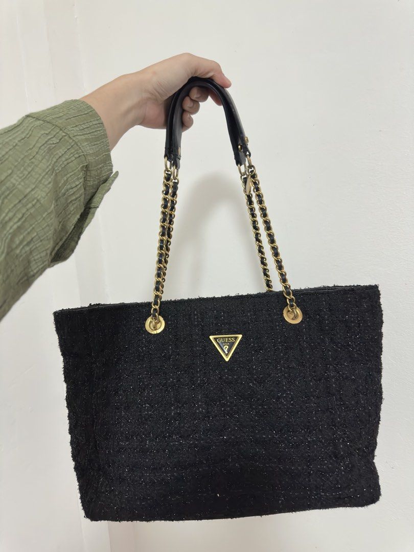Guess Guilly Tote (Category: Tote Bags) located in Manila. Submitted by mzgcollection (Listing ID 1460467485, Image 1). Description: OG Guess Guilly Tote Bag Searchable ung Code nya Very Rare lang ng Tote bag na to .