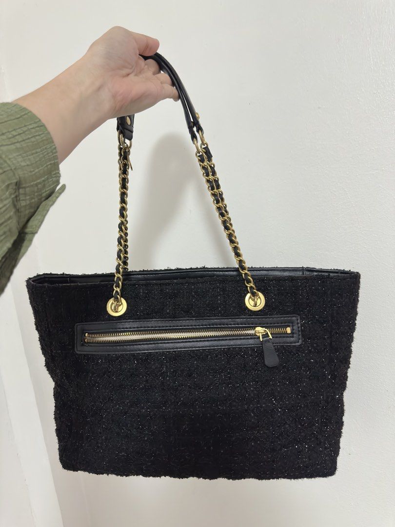 Guess Guilly Tote (Category: Tote Bags) located in Manila. Submitted by mzgcollection (Listing ID 1460467485, Image 2). Description: OG Guess Guilly Tote Bag Searchable ung Code nya Very Rare lang ng Tote bag na to .