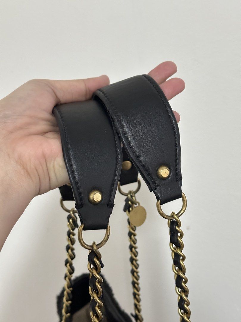Guess Guilly Tote (Category: Tote Bags) located in Manila. Submitted by mzgcollection (Listing ID 1460467485, Image 3). Description: OG Guess Guilly Tote Bag Searchable ung Code nya Very Rare lang ng Tote bag na to .