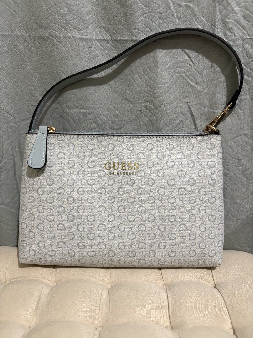 Guess Kili Bag Mono White/Blue (Category: Shoulder Bags) located in Valenzuela. Submitted by hjuaneza22 (Listing ID 1460503797, Image 1). Description: .