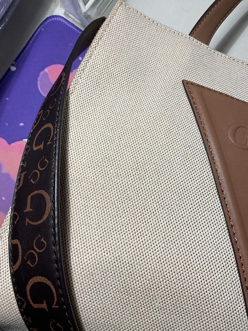 GUESS Panya Large Tote Bag (Category: Tote Bags) located in Manila. Submitted by declutterwgab (Listing ID 1460344106, Image 3). Description: ❗️Used once for a 2-unit class in school. Will sell because it does not fit everything I need for school (1 Laptop, 1 iPad, 1-2 thick books, pens, and paper 😅😂) ❗️100% Original, 🇺🇸BOUGHT ❗️The strap is very lightly deformed on the upper part but everything is good ❗️Stain from handling sa balikbayan box