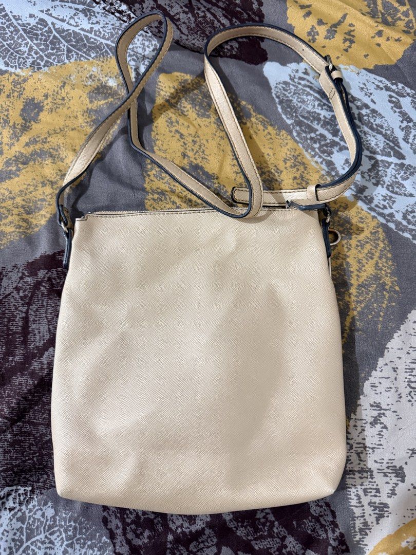Guess Sling Bag (Category: Cross-body Bags) located in Dinalupihan. Submitted by laviajeraph (Listing ID 1460322505, Image 2). Description: 👜 GUESS SLING BAG ✨ Stylish and versatile GUESS sling bag — perfect for everyday use! 📌 Condition: Good preloved condition ⚠️ Issue: Minor tarnish on the keychain and zipper hardware, but still fully functional and presentable. A great addition to your everyday bag collection at a preloved price. 💕 📸 Actu