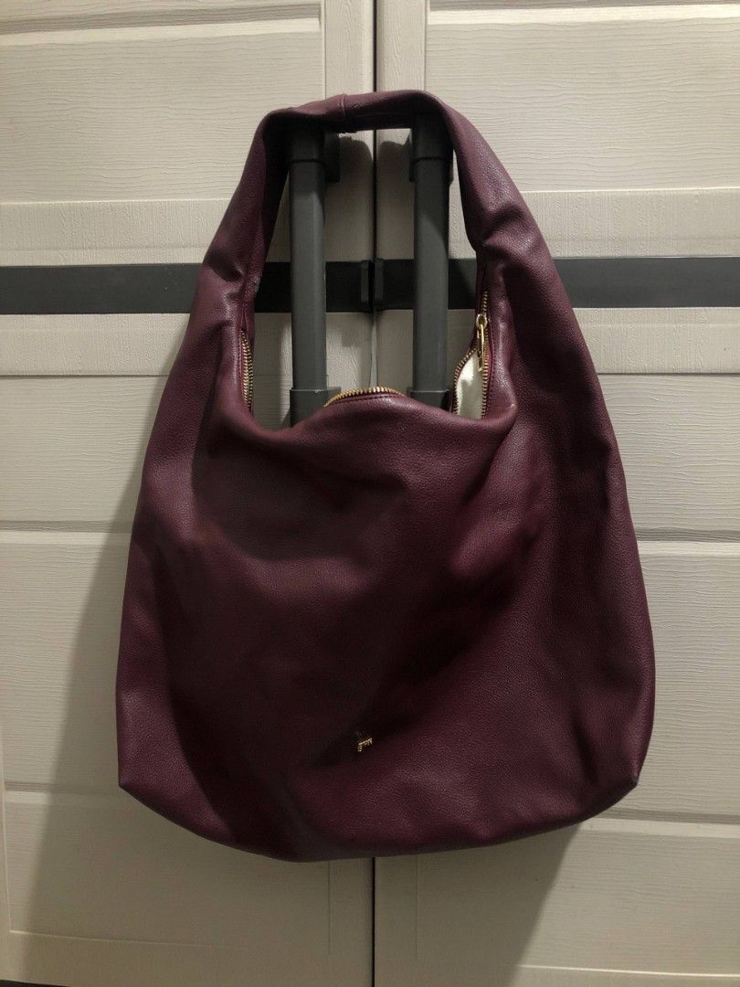 GVN Hobo Leather Bag (L) (Category: Shoulder Bags) located in Mandaluyong City. Submitted by alexandra_isobel (Listing ID 1460374229, Image 1). Description: burgundy leather hobo bag .