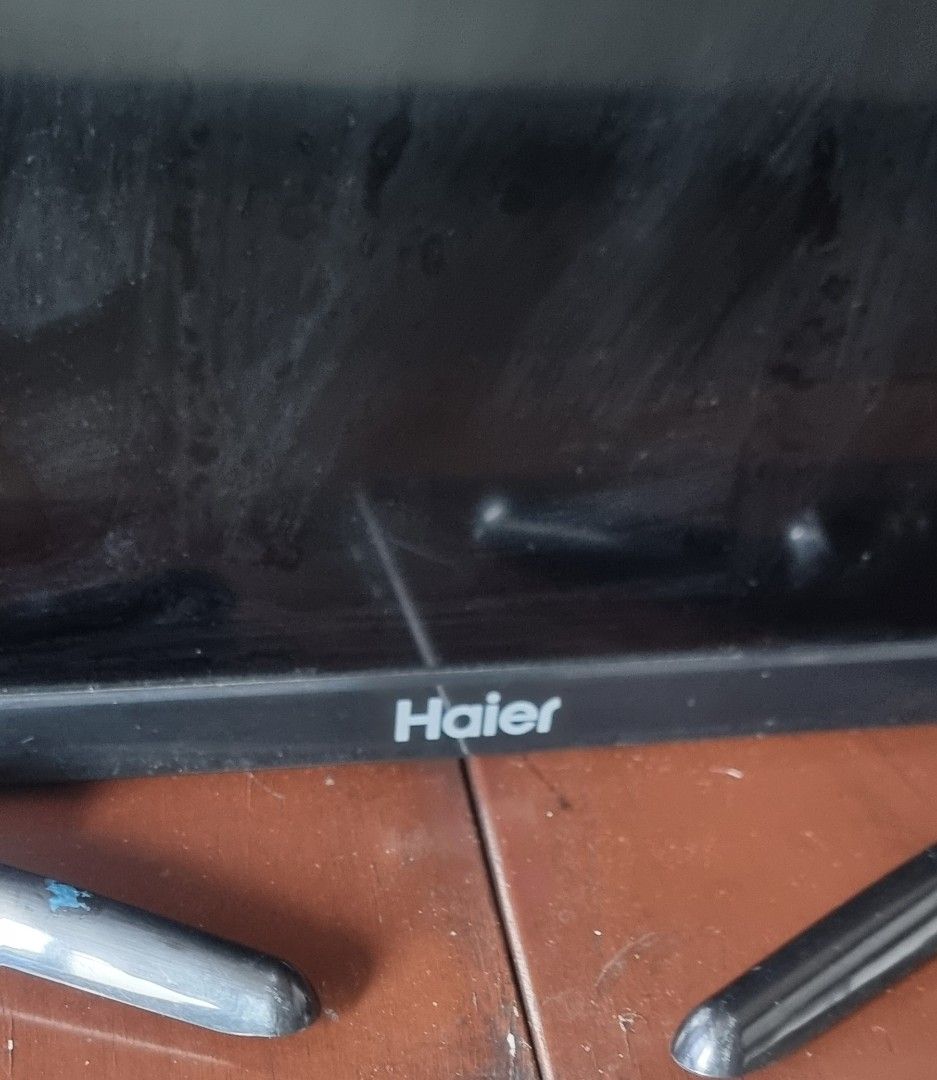 Haier 32inches: Model LE32F6500 (Category: TV) located in Manila. Submitted by a_c_s_g (Listing ID 1460418516, Image 2). Description: Haier Flat Screen TV. excess tv. lightly used.good condition.no issues.with back accessories and stand. no remote control..