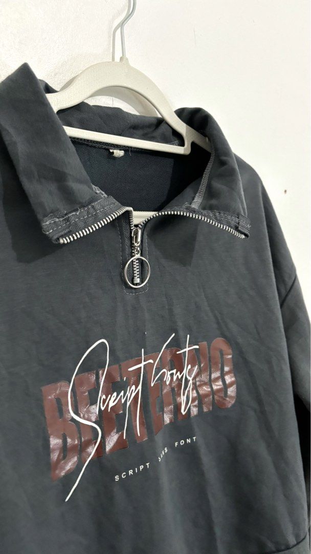 Half-Zip Graphic Quarter-Zip Sweatshirt (Category: Longsleeves) located in Caloocan City. Submitted by buymethisandthat (Listing ID 1460447909, Image 2). Description: ✨ Half-Zip Graphic Quarter-Zip Sweatshirt - ₱129 📌 CONDITION • Condition: 8.5/10 • Flaws: None visible 📏 SIZE • Tag Size: No size tag • Recommended: Fits Medium to Large.
