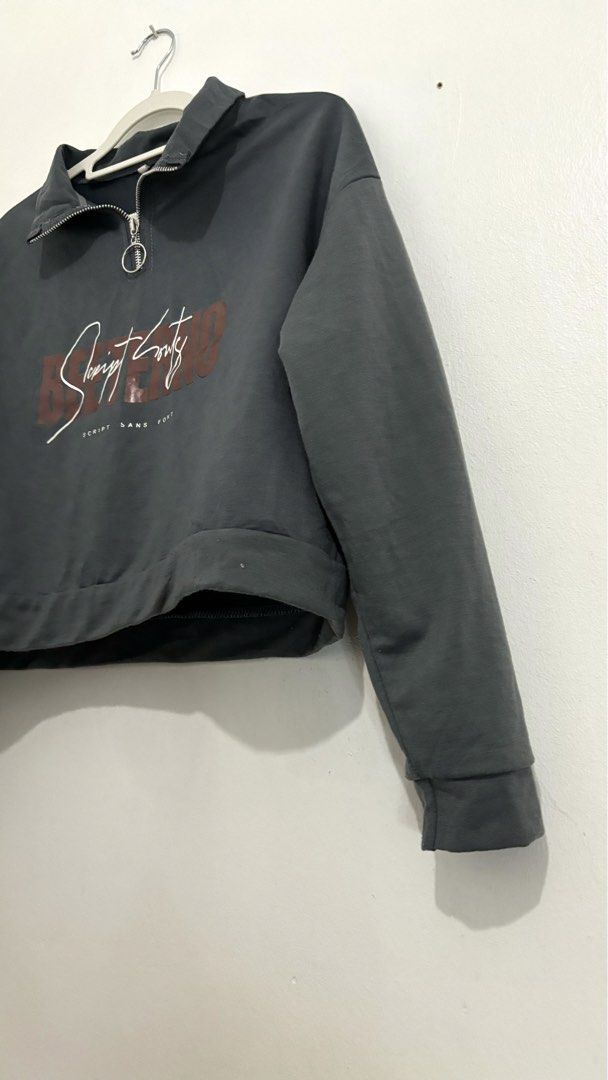Half-Zip Graphic Quarter-Zip Sweatshirt (Category: Longsleeves) located in Caloocan City. Submitted by buymethisandthat (Listing ID 1460447909, Image 3). Description: ✨ Half-Zip Graphic Quarter-Zip Sweatshirt - ₱129 📌 CONDITION • Condition: 8.5/10 • Flaws: None visible 📏 SIZE • Tag Size: No size tag • Recommended: Fits Medium to Large.