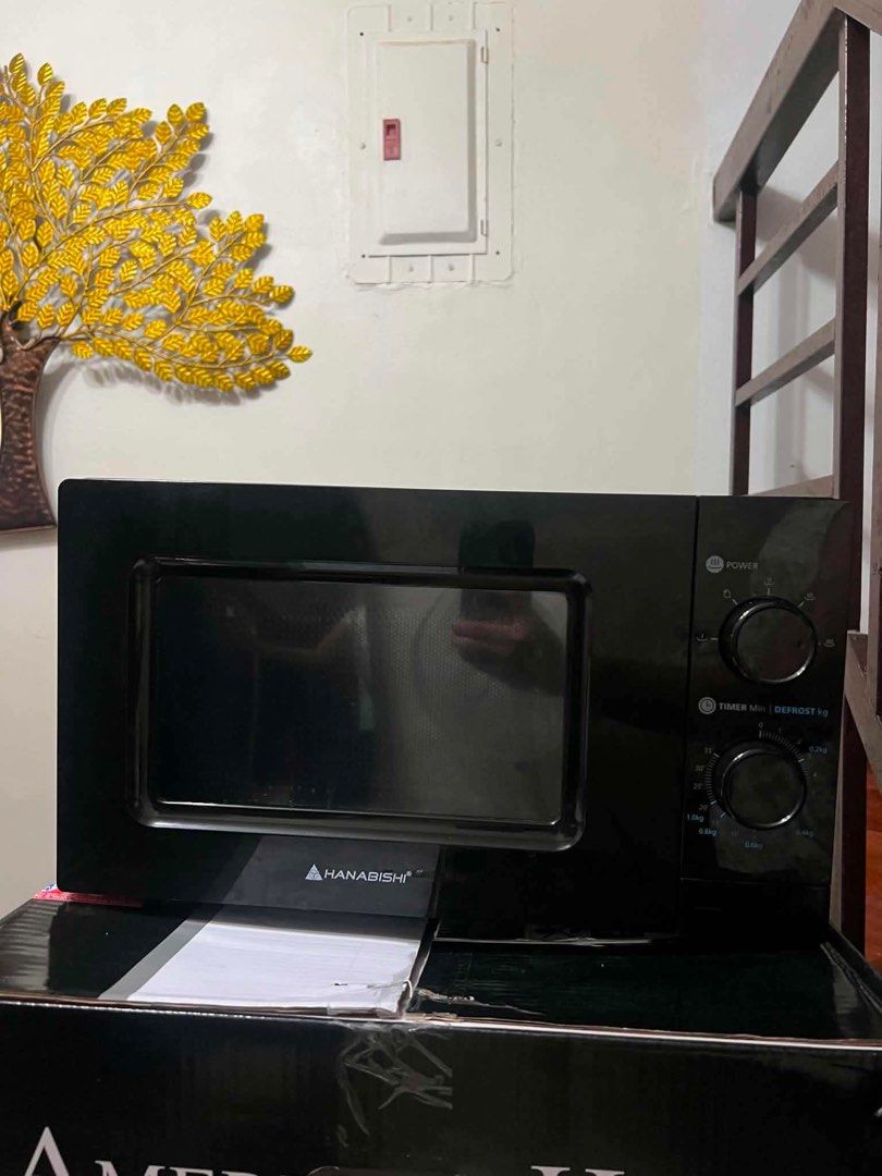 Hanabishi Microwave Oven Black (Category: Ovens & Toasters) located in Quezon City. Submitted by tess1976 (Listing ID 1460320046, Image 1). Description: - Black Hanabishi Microwave Oven - Features Power and Timer/Defrost settings - Ideal for quick meal preparation and reheating - Compact design, fits easily on countertops - In good working condition .