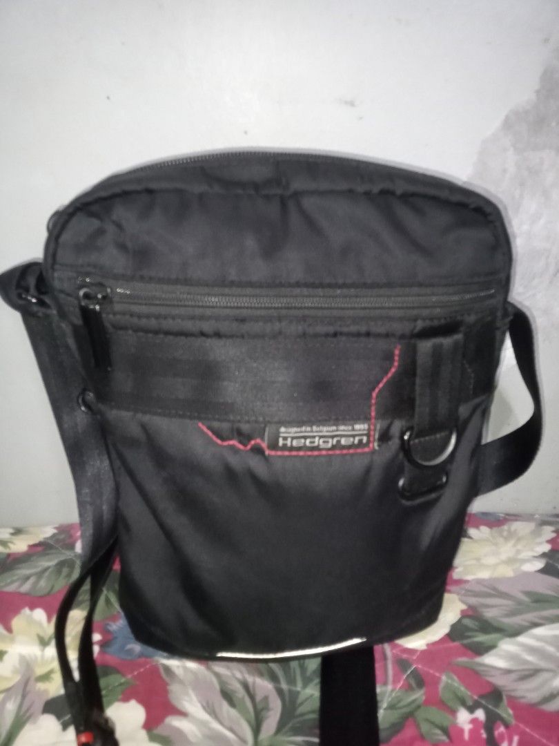 Hedgren Witchlock Peacoat Crossbody Bag (Category: Cross-body Bags) located in General Santos City (Dadiangas). Submitted by loloikoh63127 (Listing ID 1460316742, Image 2). Description: - Brand: Hedgren - Type: Crossbody Bag - Color: Black - Features: Multiple zippered compartments, adjustable strap - Accents: Small red details - Ideal for: Everyday use, carrying essentials - Material: Durable.