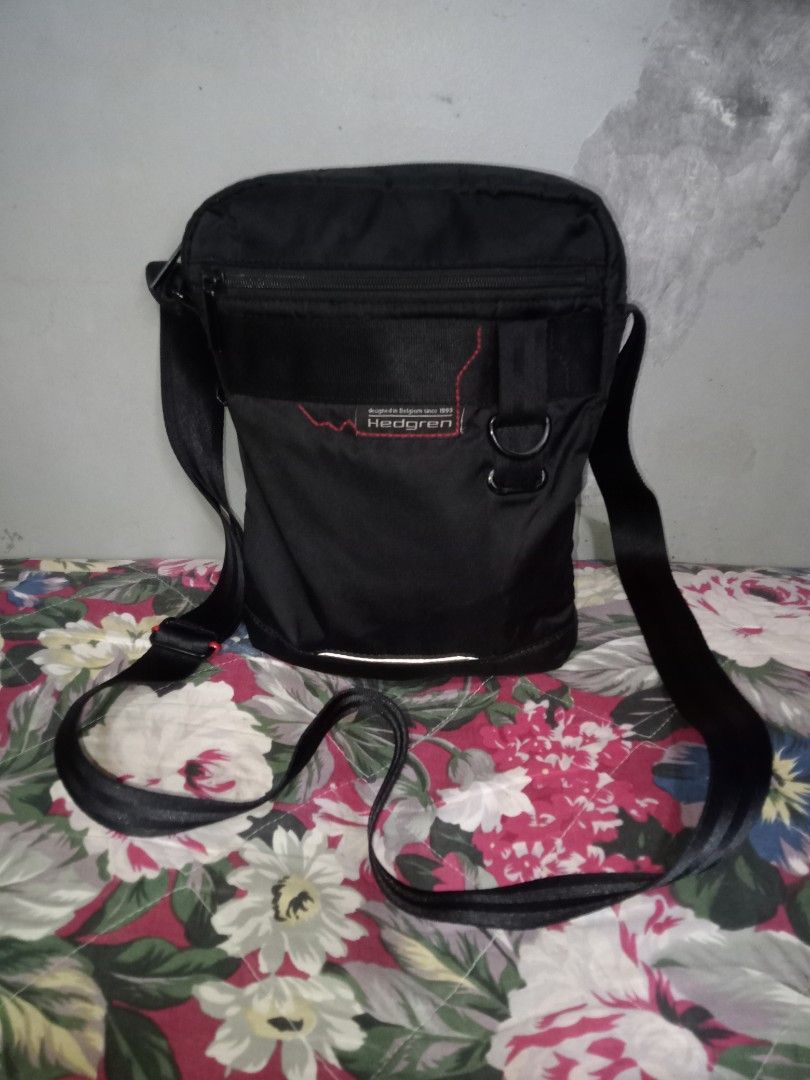 Hedgren Witchlock Peacoat Crossbody Bag (Category: Cross-body Bags) located in General Santos City (Dadiangas). Submitted by loloikoh63127 (Listing ID 1460316742, Image 3). Description: - Brand: Hedgren - Type: Crossbody Bag - Color: Black - Features: Multiple zippered compartments, adjustable strap - Accents: Small red details - Ideal for: Everyday use, carrying essentials - Material: Durable.