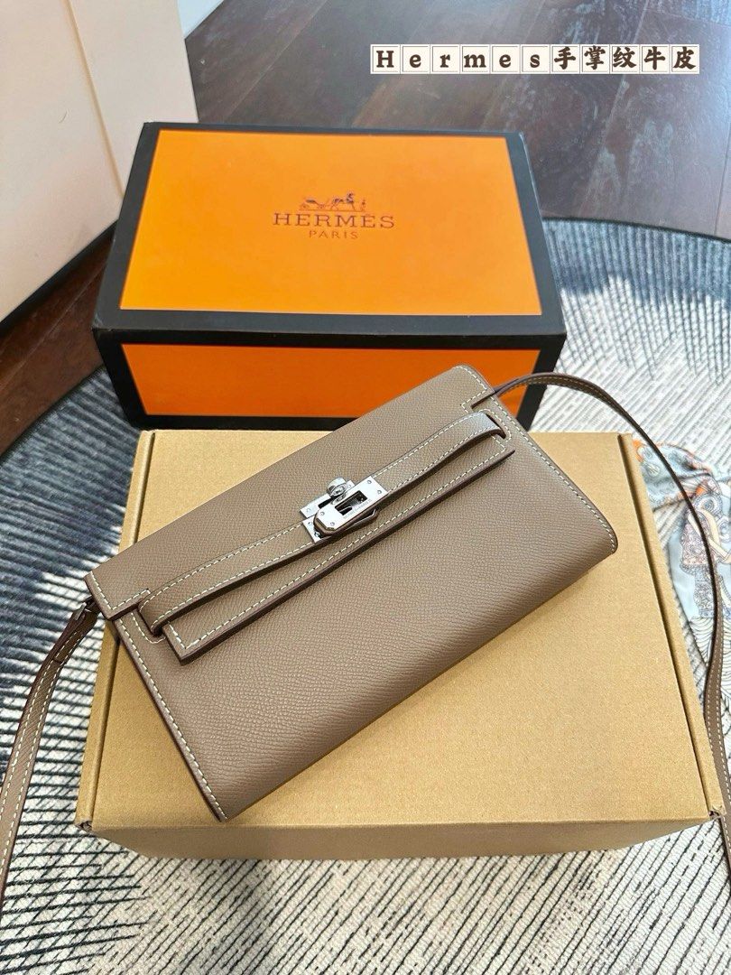 全手縫💯Hermes Kelly to go 大象灰 （分類：手袋及銀包）位於 Hong Kong。 由 ok-shop 提交（商品編號 1460384032，圖片 2）。簡介： 💰$3080 尺寸：cm 材質：Epsom全手縫 顏色：多色選擇🎨 狀態：未使用品🆕 訂購：落單後大約3-7日寄出📦 💌購買前請注意以下事項： 💎本店為優質紫鑽認證商店 🎀本店為Carousell官方認證優質商戶 🎀本店設有平台交易保障，可安心購買 🎀本店已連續多年維持5⭐️好評商戶 🎀本店已開業6年，只此一間 ⚠️留意市面不少盜圖抄襲仿冒小店，勿隨意下單受騙～ 🆕未使用品，連原裝禮盒、防塵袋、全套fullset 📸所有貨品全實圖拍攝，設有品質保證，誠心經營，貨真價實 💯歡迎查看本店買家真實好評及訂單紀錄 📱查詢/預訂可隨時DM我，訊息會盡快回覆 。