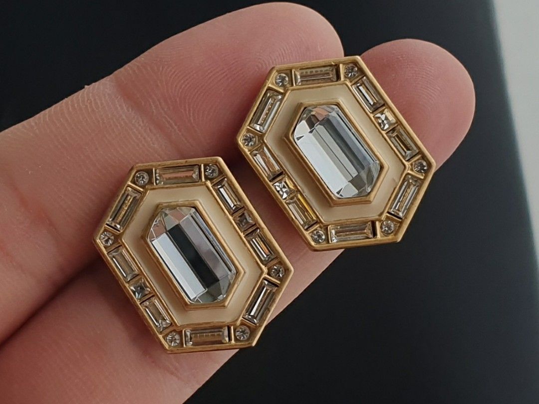 Hexagon Emerald Cut Earrings (Category: Earrings) located in Quezon City. Submitted by WasalakTwo (Listing ID 1460307124, Image 1). Description: Bought in Japan High quality Goodcondition Clean and presentable No "pakaw" included Open for delivery nationwide.