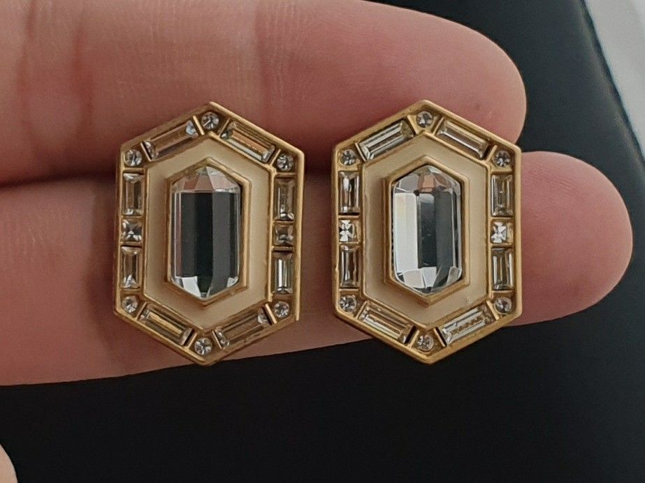 Hexagon Emerald Cut Earrings (Category: Earrings) located in Quezon City. Submitted by WasalakTwo (Listing ID 1460307124, Image 3). Description: Bought in Japan High quality Goodcondition Clean and presentable No "pakaw" included Open for delivery nationwide.