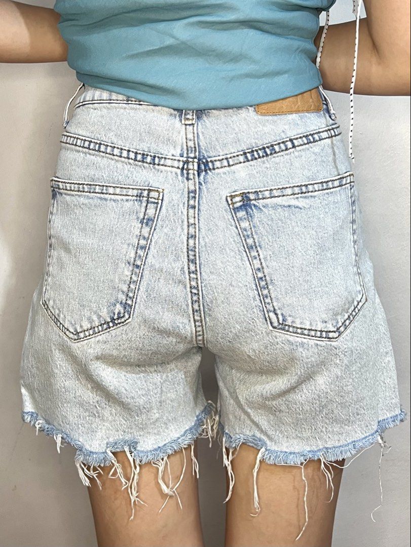H&M Bermuda Shorts (Category: Shorts) located in Marikina City. Submitted by trish.grcia (Listing ID 1460382747, Image 2). Description: • Classic & comfy fit • Casual & versatile • Good condition.