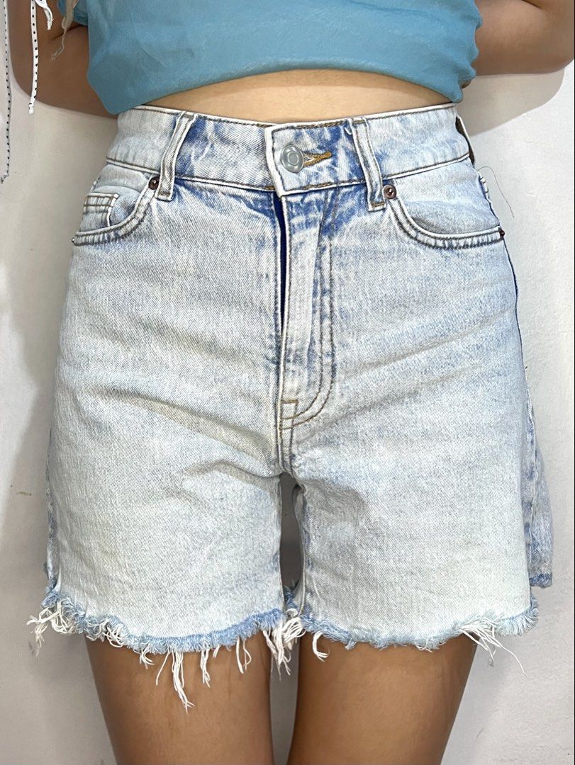 H&M Bermuda Shorts (Category: Shorts) located in Marikina City. Submitted by trish.grcia (Listing ID 1460382747, Image 1). Description: • Classic & comfy fit • Casual & versatile • Good condition.