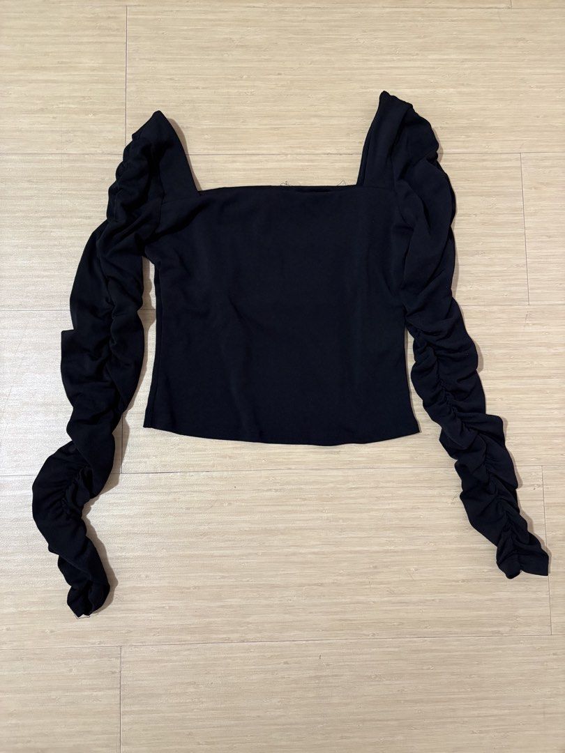 H&M Black Square Neck Ruched Sleeve Top (Category: Blouses) located in Taguig. Submitted by secondhandstuffhere (Listing ID 1460316963, Image 1). Description: Sits exactly at the hips, can become cropped.