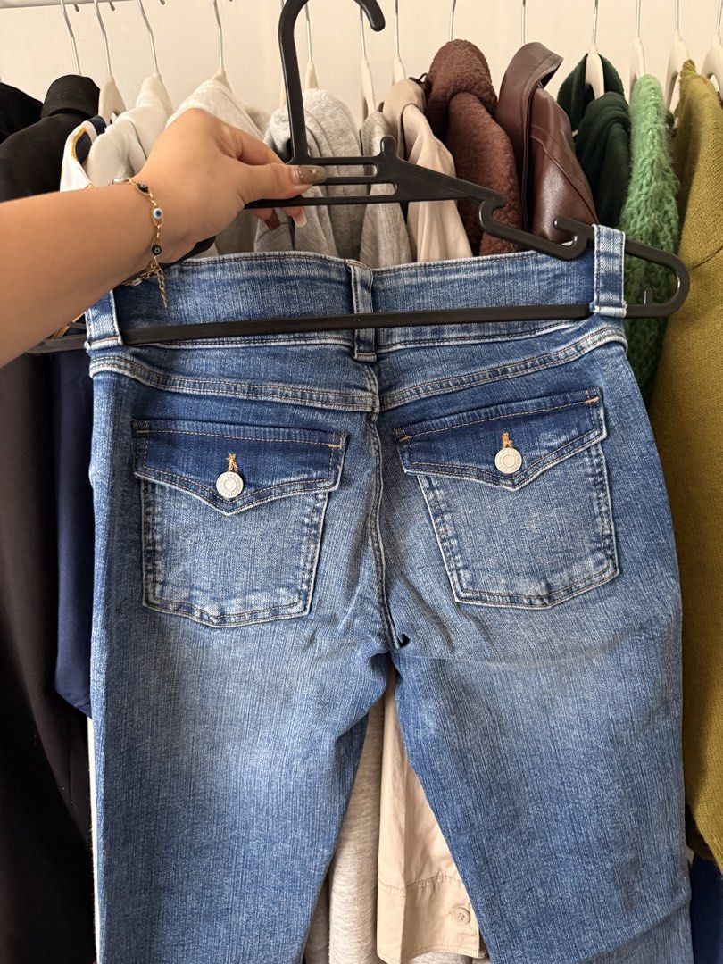 H&M BOOTCUT LEG LOW WAIST PANTS (Category: Jeans) located in Cabuyao City. Submitted by sweethriftph (Listing ID 1460413614, Image 2). Description: ⭐️ 25-27 ⭐️ never been used (too small for me) ⭐️Length 39-40 perfect for 5’ - 5’2 📍 Cabuyao, Laguna 🚚 JNT or Lalamove.