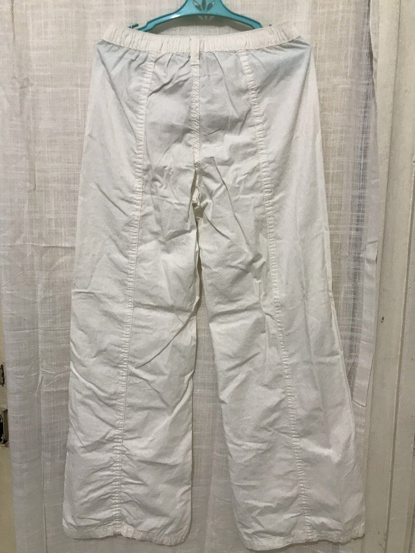 H&M cargo white pants. (Category: Other Bottoms) located in Manila. Submitted by freecat.21c0ee (Listing ID 1460468554, Image 2). Description: H&M white cargo pants.