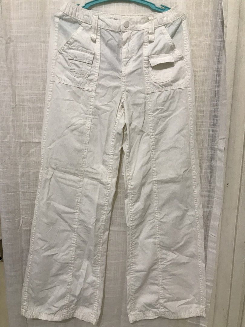 H&M cargo white pants. (Category: Other Bottoms) located in Manila. Submitted by freecat.21c0ee (Listing ID 1460468554, Image 1). Description: H&M white cargo pants.