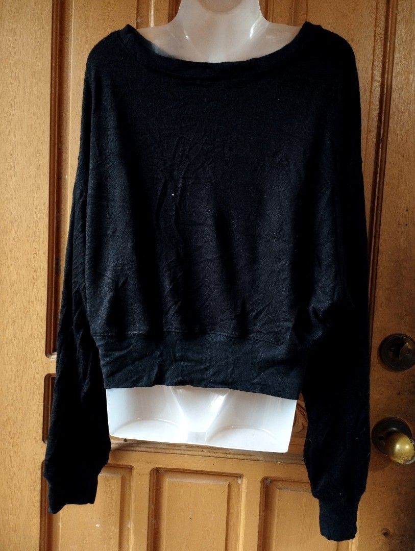 H&M Divided Black Cropped Long Sleeve Sweatshirt (Category: Coats, Jackets and Outerwear) located in Manila. Submitted by kathy_decluttering (Listing ID 1460489202, Image 3). Description: ✨ Perfect for a casual day out to the malls or cafe 👉 First to pay = priority (no reservation) 💰 Negotiable for PAYO (Pay-As-You-Order) / same-day payment —————————————— SIZE & FIT: • Size: Large (Fits Medium) CONDITION: • Condition: Lightly Used, No Flaws • N