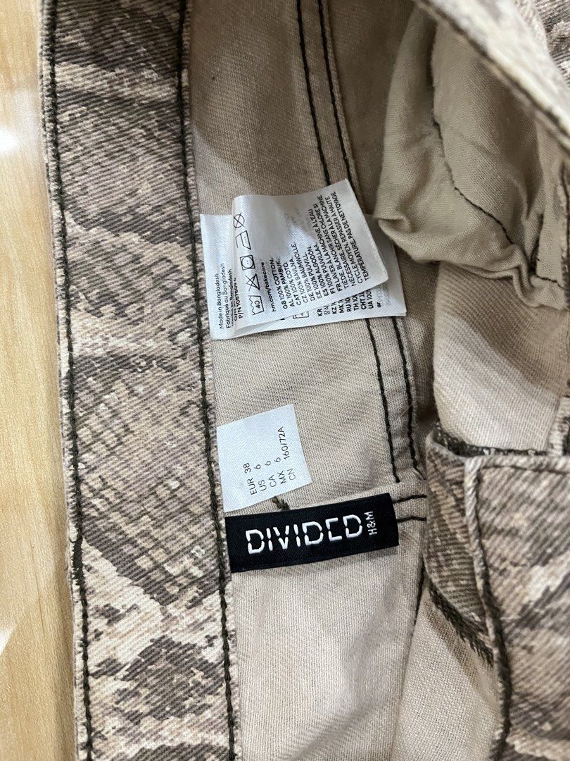 H&M Divided Snake Print Jeans (Category: Jeans) located in Angeles City. Submitted by thriftsij (Listing ID 1460492289, Image 3). Description: Snake print Size: EUR 38, UK 6, US 6. W 32 L 38 LH 10 shipping or meetups.