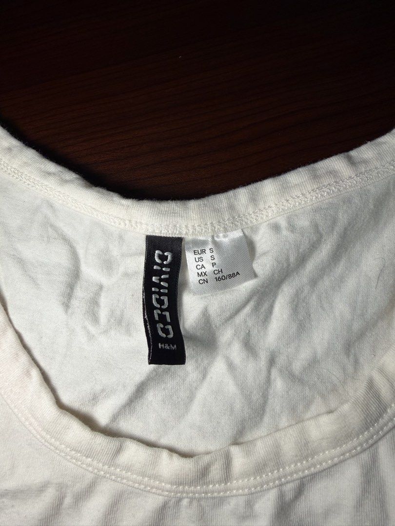 H&M Divided White Crop Top with Sequins "Stars" (Category: Others Tops) located in Quezon City. Submitted by nakii_ko (Listing ID 1460314520, Image 2). Description: - White H&M Divided crop top - Features 'Stars' spelled out in sparkly sequins - Sleeveless design - Versatile for casual or dressed-up looks - Size: Small NEVER USED!! Natambak lang eversince bought.