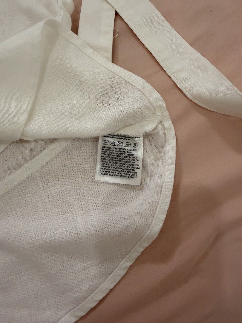 H&M DIVIDED WRAP CROP TOP (Category: Blouses) located in Abulug. Submitted by joysmithznjo (Listing ID 1460427178, Image 3). Description: - White wrap crop top from H&M Divided - Made with a comfortable linen and viscose blend - Features stylish flutter sleeves - Adjustable tie-up sides for a perfect fit - Flattering V-neckline - Versatile for casual outings or dressing up - Easily pairs with jeans or skirts.