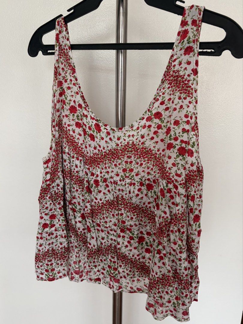 H&M Floral Tank Top (L / Large) (Category: Sleeveless) located in Paranaque City. Submitted by bg.vf_ (Listing ID 1460436622, Image 2). Description: 💌 Size: EUR 40 / US 10 💌 Shipping or meet-up (if you buy two or more items) 💌 Shipping fee shouldered by buyer.