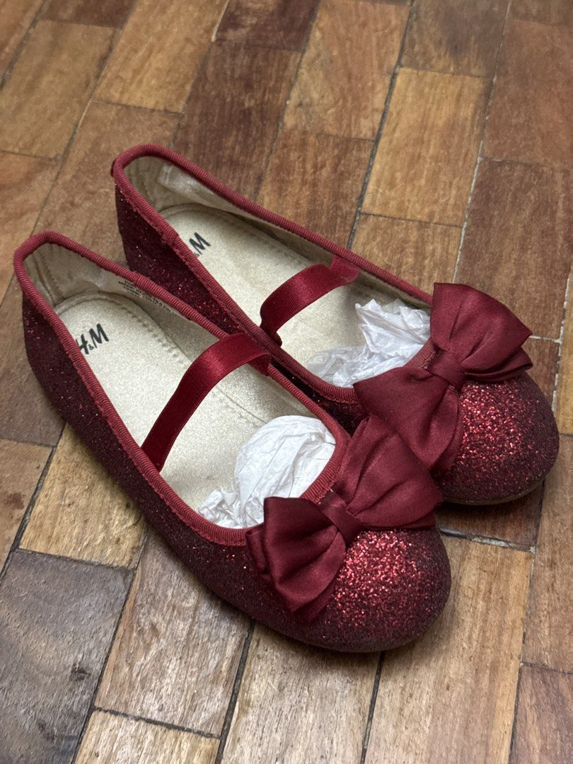 H&M Glitter Bow Flats Toddler Size (Category: Babies & Kids Fashion) located in Angeles City. Submitted by holyfabclothing (Listing ID 1460418231, Image 3). Description: - Sparkly red glitter flats - Brand: H&M - Features a cute red bow on the front - Includes a strap across the foot - Easy slip-on and off design - Ideal for parties and dressing up outfits.