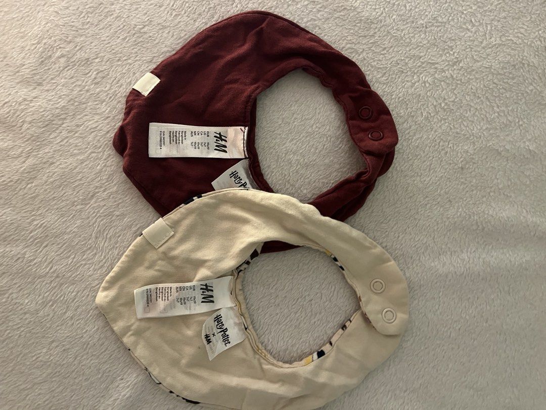 H&M Harry Potter Baby Bibs Set (Category: Babies & Kids Fashion) located in Caloocan City. Submitted by ann_in_declutter (Listing ID 1460308708, Image 2). Description: - Set of 3 H&M Harry Potter baby bibs - Includes: 1 maroon bib with Hogwarts crest, 1 bib with Harry Potter character print, 1 plain grey bib - All bibs feature snap closures.