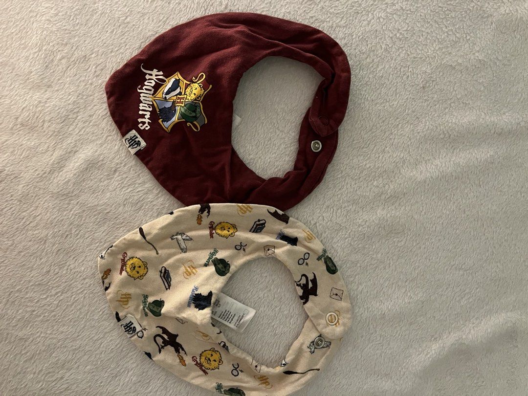 H&M Harry Potter Baby Bibs Set (Category: Babies & Kids Fashion) located in Caloocan City. Submitted by ann_in_declutter (Listing ID 1460308708, Image 1). Description: - Set of 3 H&M Harry Potter baby bibs - Includes: 1 maroon bib with Hogwarts crest, 1 bib with Harry Potter character print, 1 plain grey bib - All bibs feature snap closures.