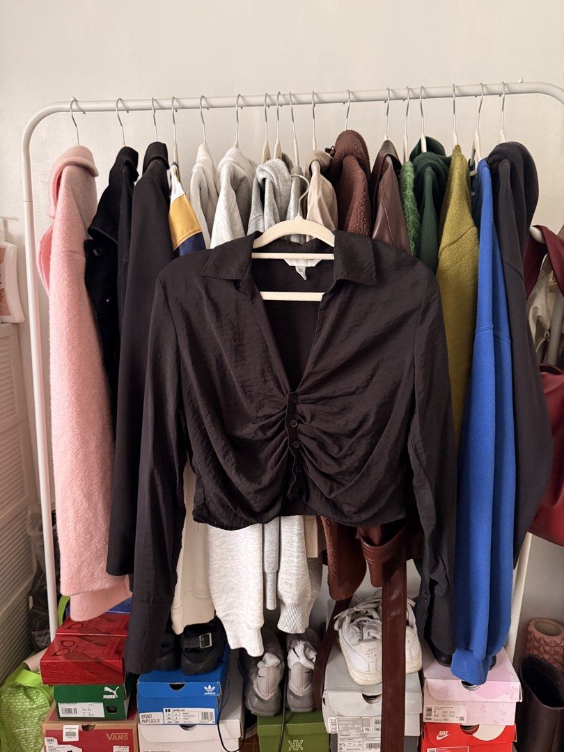 H&M RUCHED LONGSLEEVES (Category: Longsleeves) located in Cabuyao City. Submitted by sweethriftph (Listing ID 1460402294, Image 1). Description: ⭐️ xs-small ⭐️ no issue parang bago pa ⭐️ no ww hindi na kasya sakin and wala na rin ako pic wearing this top 📍 Cabuyao, Laguna 🚚 JNT or Lalamove.
