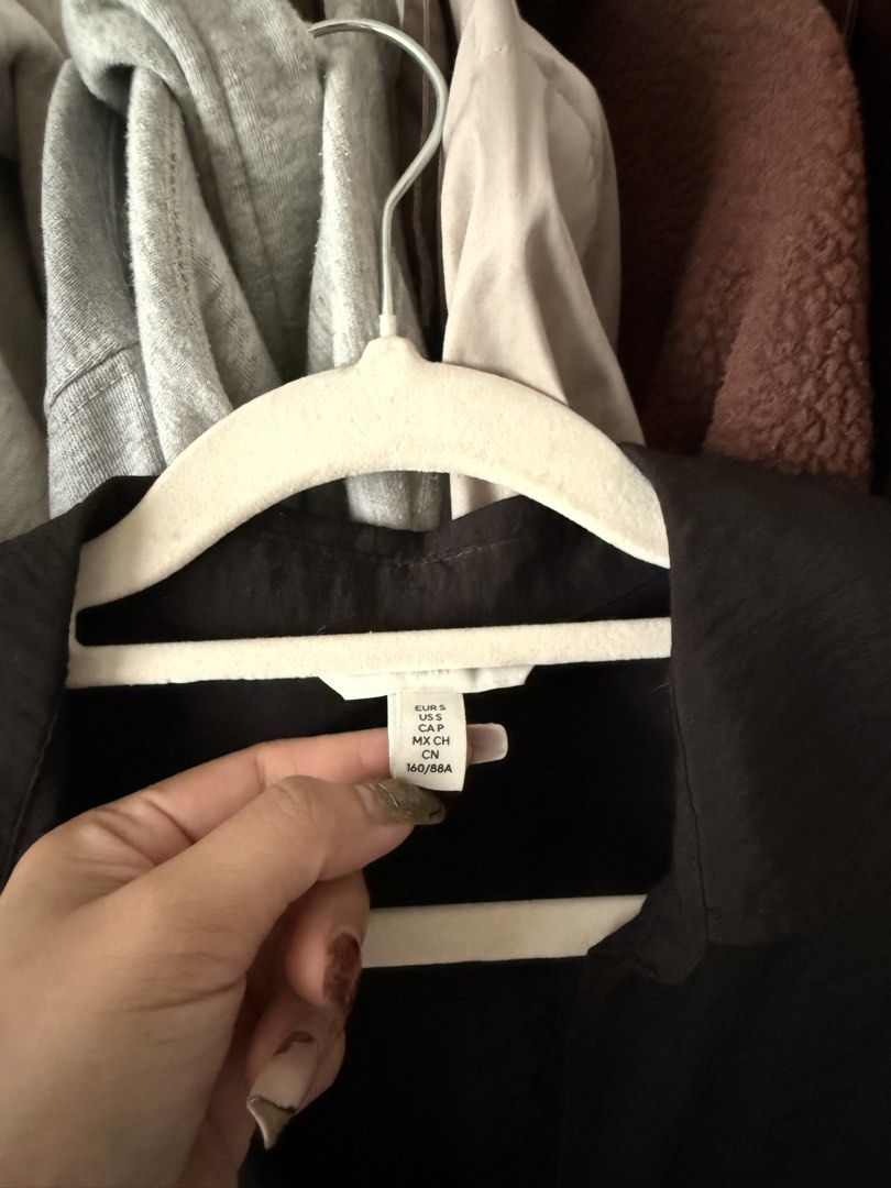 H&M RUCHED LONGSLEEVES (Category: Longsleeves) located in Cabuyao City. Submitted by sweethriftph (Listing ID 1460402294, Image 2). Description: ⭐️ xs-small ⭐️ no issue parang bago pa ⭐️ no ww hindi na kasya sakin and wala na rin ako pic wearing this top 📍 Cabuyao, Laguna 🚚 JNT or Lalamove.