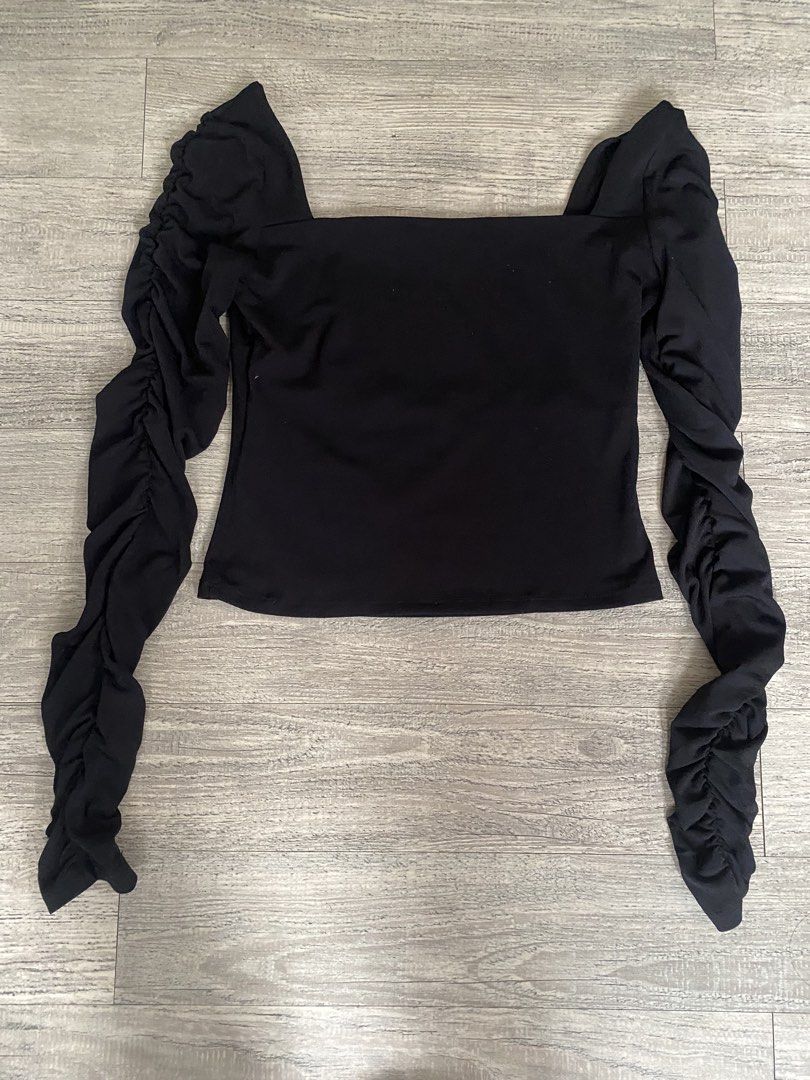 H&M Square Neck Top (Category: Longsleeves) located in Bacoor. Submitted by hellop4t (Listing ID 1460368934, Image 1). Description: .