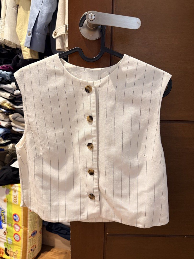H&M Waistcoat (Category: Blouses) located in Marikina City. Submitted by nicasandoval (Listing ID 1460354562, Image 1). Description: used once only.