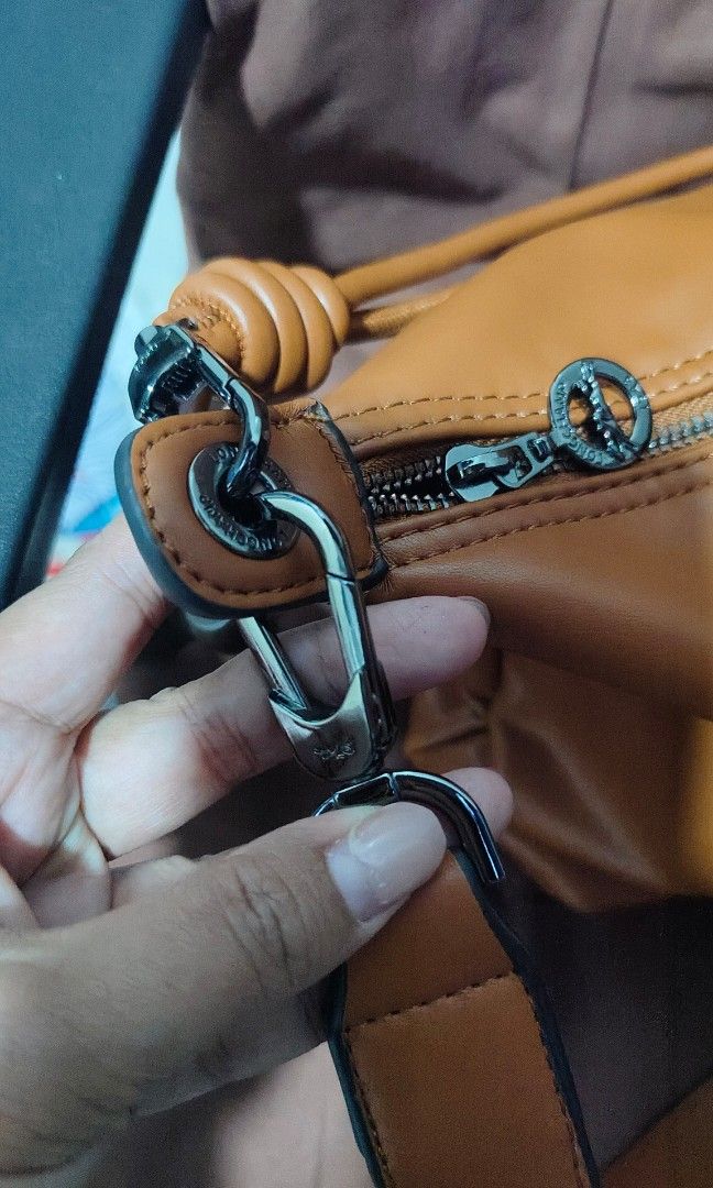 Hobo bag (Category: Shoulder Bags) located in Caloocan City. Submitted by casseyann26-05661 (Listing ID 1460489684, Image 3). Description: longchamp leather.