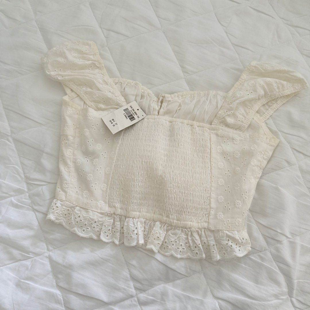 Hollister Eyelet Summer Top (Category: Sleeveless) located in Davao. Submitted by aug_amari (Listing ID 1460332246, Image 3). Description: needs wash xs/s!.