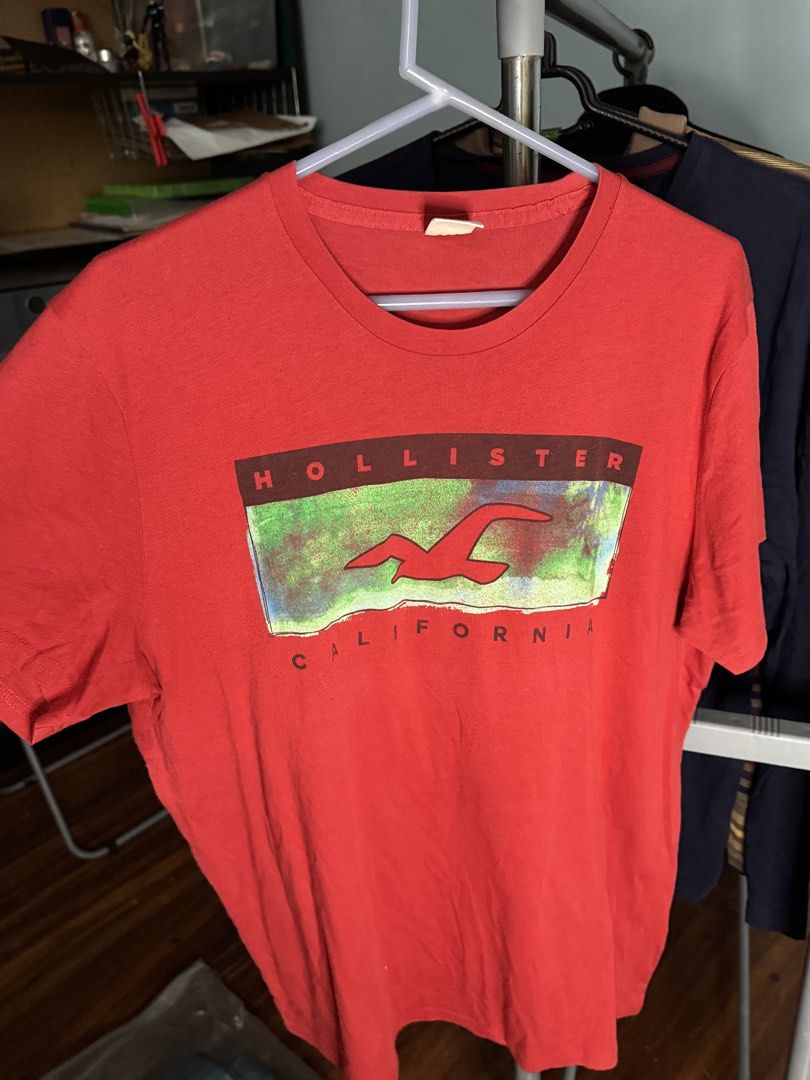 hollister red t-shirt (Category: Tshirts & Polo Shirts ) located in Quezon City. Submitted by yonasthingz (Listing ID 1460386819, Image 1). Description: hollister red t-shirt - P200 - size xl - worn a few times, has signs of usage - rfs: not in use anymore loc: qc, new manila mop: gcash, bank transfer mod: jnt or sdd (sf/df to be shouldered by buyer) dm for inquiries!.