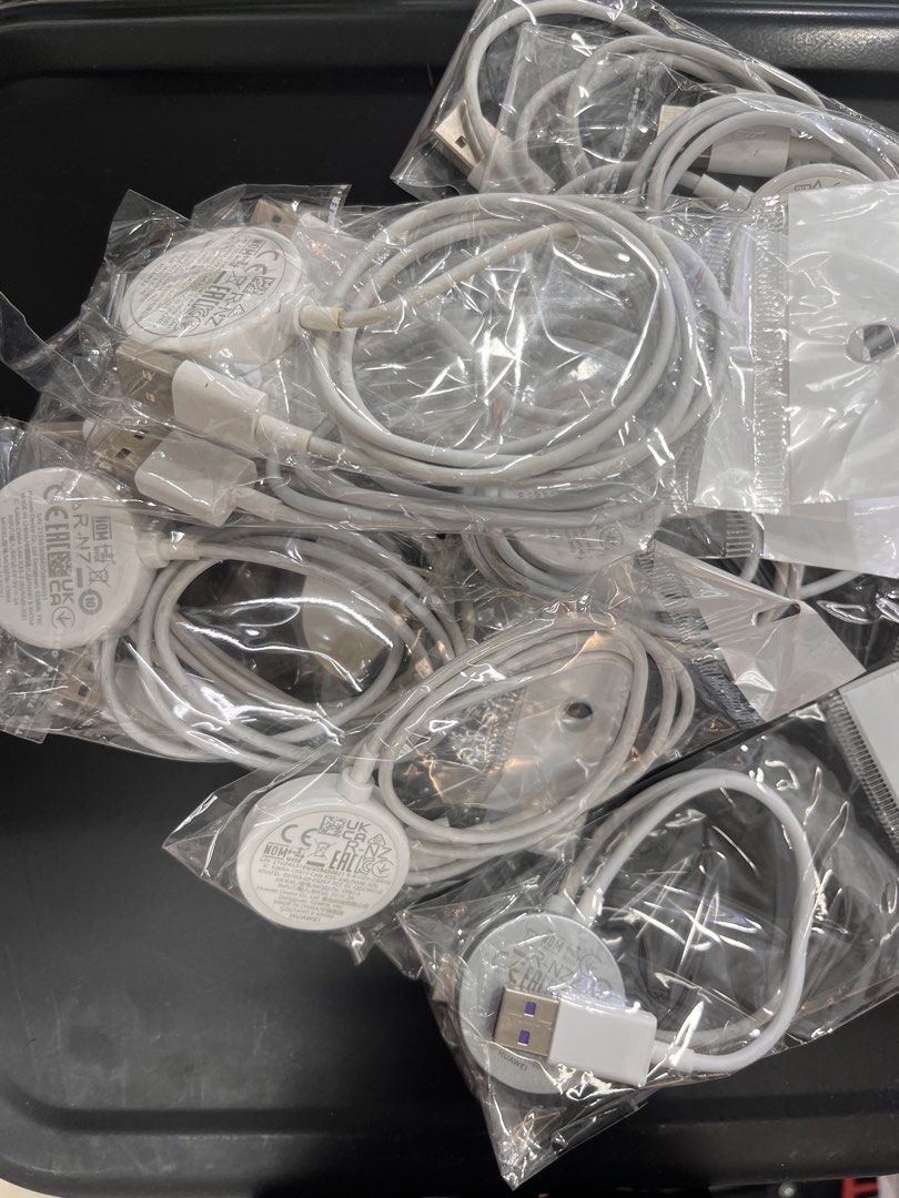 Huawei watch charger (Category: Chargers & Cables) located in Quezon City. Submitted by baarinouman (Listing ID 1460350339, Image 1). Description: Huawei watch Charger 100% original Pm for interested buyers.