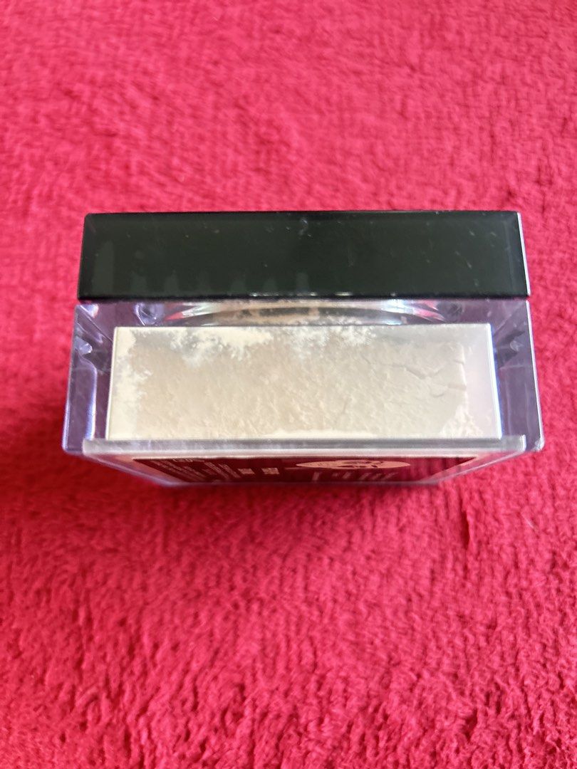 HUDA BEAUTY Peach Pie Easy Bake Loose Baking & Setting Powder (Category: Makeup) located in Nabua. Submitted by clementina_studio (Listing ID 1460388620, Image 3). Description: Huda Beauty Easy Bake Loose Baking & Setting Powder Shade: Peach Pie Size: 20g / 0.71 oz Made in Italy Sets makeup and bakes foundation/concealer Provides a smooth, flawless finish Perfect for T-zone, under eyes, and chin Almost 100% Full Old packaging No inclusions .
