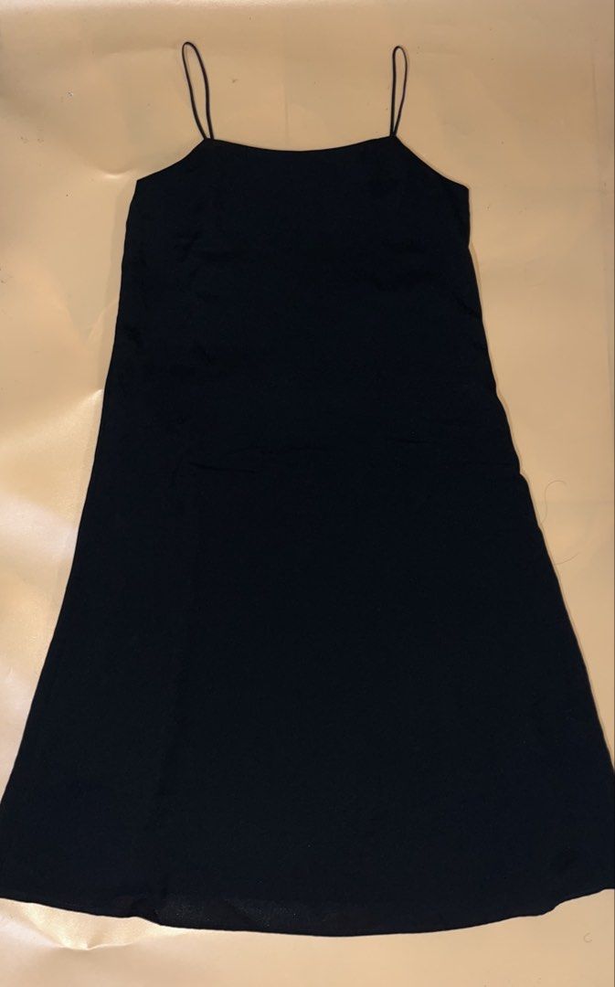 Innerpure Black Midi Slip Dress (Category: Dresses) located in Talisay. Submitted by ks_things (Listing ID 1460406688, Image 1). Description: - Black midi slip dress from Innerpure - Simple spaghetti straps and square neckline - Midi length, hits below the knee - Lined for comfort - Versatile for layering or wearing on its own 📍Talisay City, Negros Occidental 💰Mode of payment - Gcash 📦Pick up/ Delivery via J&t ❗️No meet ups.