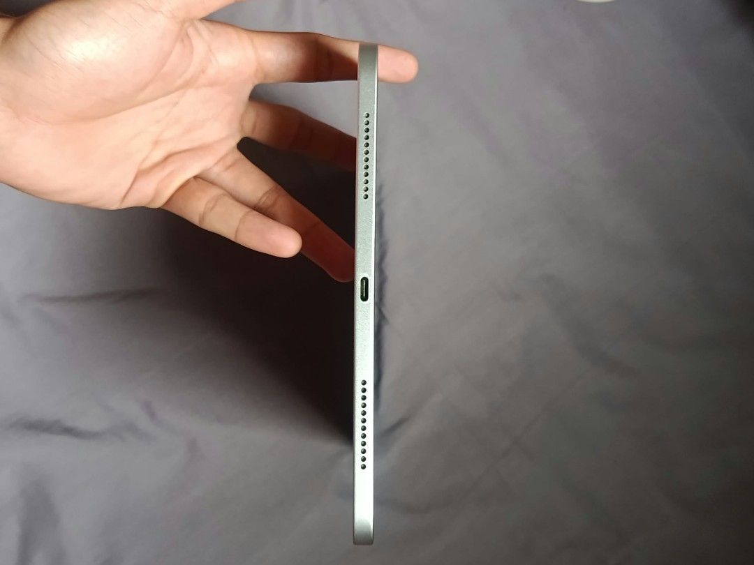iPad 10th gen, 64gb (Category: iPad) located in Manila. Submitted by ekurtnatha47150 (Listing ID 1460337403, Image 3). Description: iPad 10th gen 64gb no history of repair all functions working no issue makinis unit,case and replacement charger are included. Pasay, Makati loc can do meetup!.