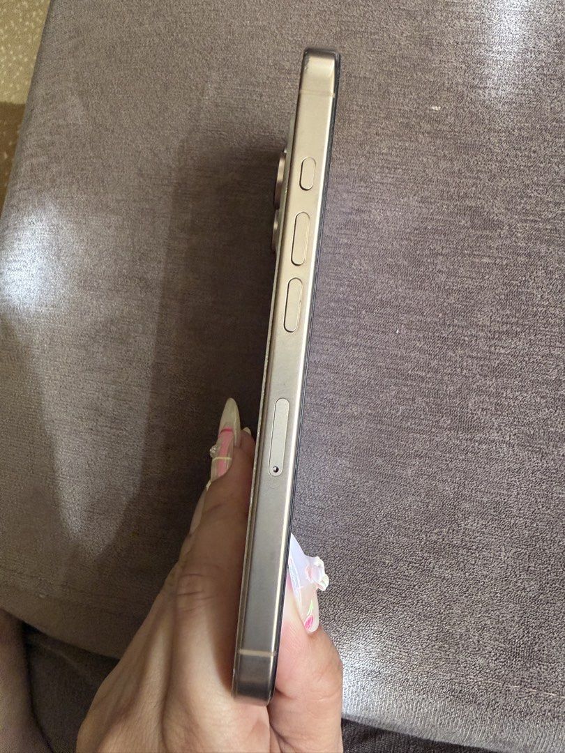 IPHONE 16 pro (Category: iPhone 16 Series) located in Calamba. Submitted by bianca0828 (Listing ID 1460370481, Image 3). Description: IPHONE 16 pro GOLD 128 GB 91% batt health 511 cc With box With 2 cases Honest issue : palit Lcd original oled and back glass maliban don wala na ! 🔋matagal malobat! 📸malinaw na camera ! Meet up transaction only 📍 calamba laguna May onting bawas pa ! Pass sa barat.