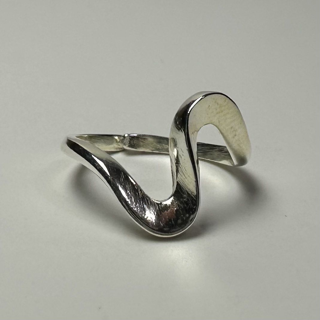 italy silver unique adjustable ring 1.1g (Category: Rings) located in Pakil. Submitted by primrosehearts (Listing ID 1460440689, Image 1). Description: authentic 925 italy silver with stamping hypoallergenic .