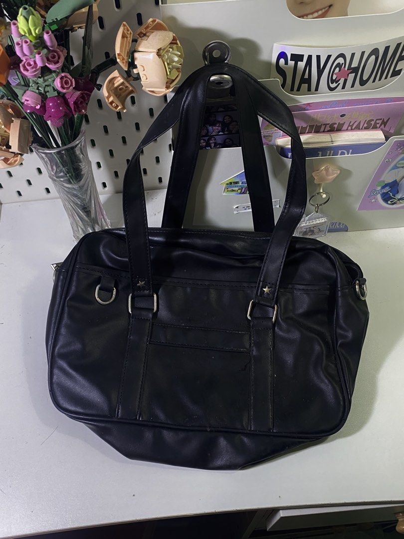 Japanese Bag Leather (Category: Shoulder Bags) located in Manila. Submitted by blumarined.xo (Listing ID 1460467949, Image 1). Description: Japanese-style bag with a simple and classic design. Slightly used and still in good condition, with some visible rust on the metal parts due to storage/age. .
