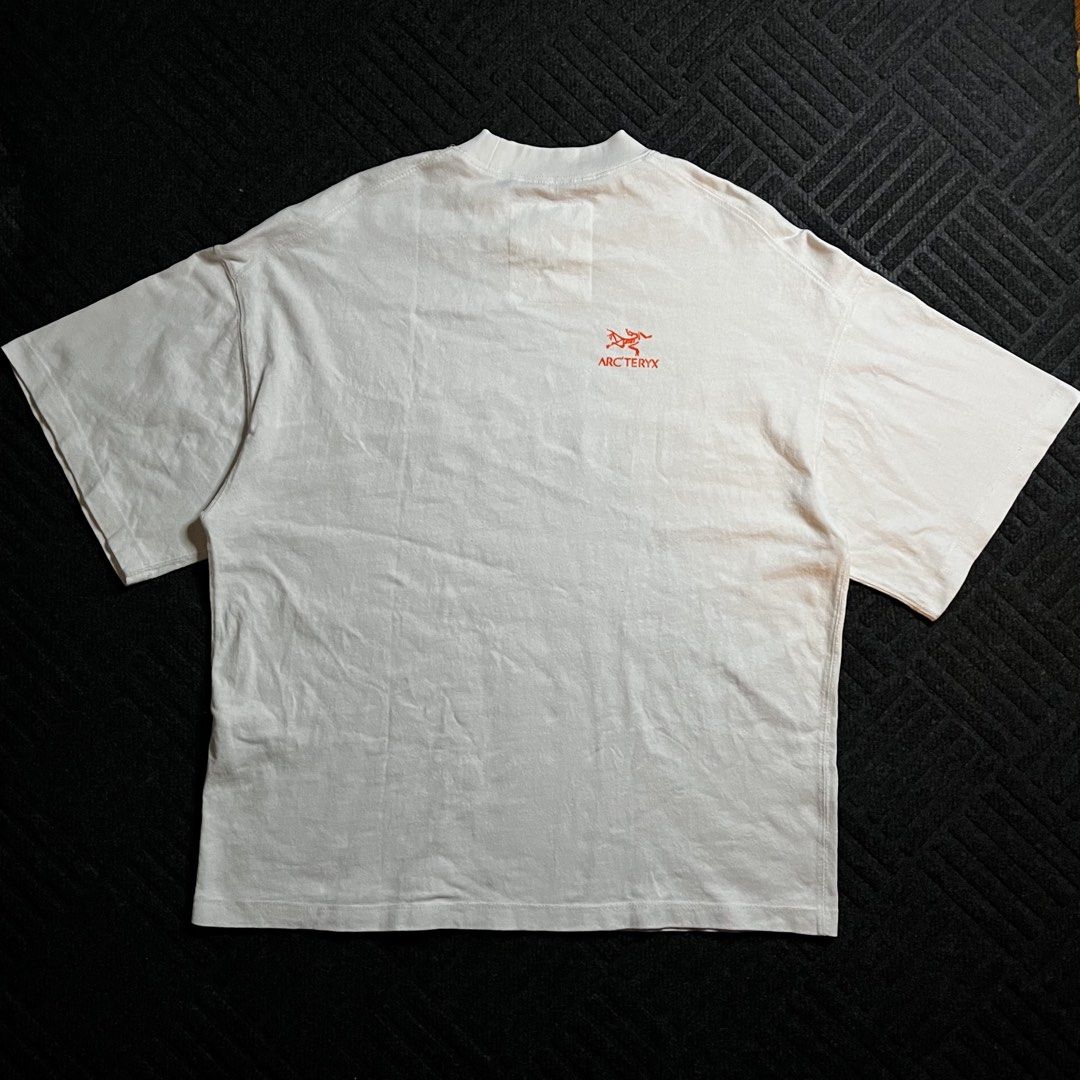 Jil Sander X Arc’Teryx (reflectorize) (Category: Tshirts & Polo Shirts ) located in Davao. Submitted by archived.status (Listing ID 1460482828, Image 3). Description: COLOR MAY VARY DUE TO LIGHTING‼️ Condition: 9.5/10 Color rate: 9.5/10, or better Issue: minimal stains for safe as white Size Small fit to X-Large Width 24 Length 27.