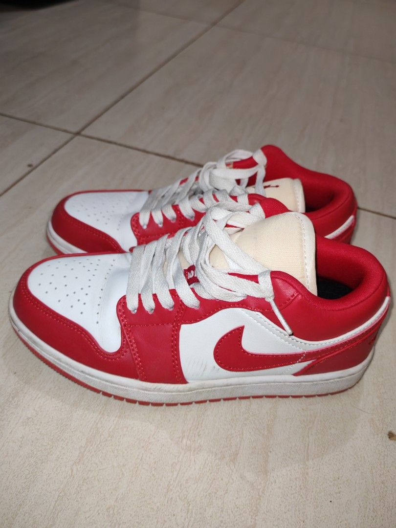 Jordan Air 1 Low (Category: Sneakers & Footwear) located in Caloocan City. Submitted by decluttergirly88 (Listing ID 1460347296, Image 2). Description: Size 7 Color Red Rfs: Hindi na nagagamit.